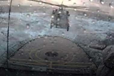 MH-60R Seahawk hạ cánh ngoạn mục trong sóng to bão lớn