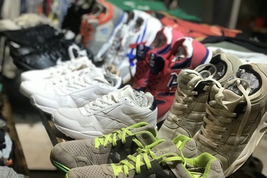 Buôn quần áo hàng thùng từ Campuchia, "hái ra tiền" nhờ xu hướng mới của giới trẻ