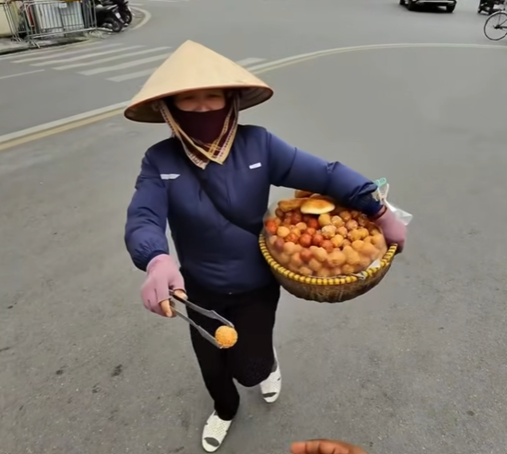 Xác minh vụ khách nước ngoài mua 11 chiếc bánh rán 420.000 đồng ở phố cổ - 1