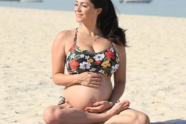 Casey Batchelor bế bụng bầu tập yoga trên biển