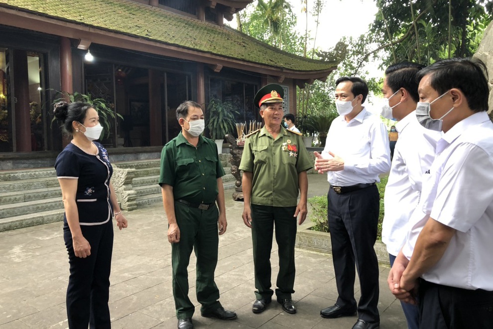 Bộ trưởng Đào Ngọc Dung tưởng niệm các anh hùng, liệt sĩ tại Thái Nguyên - 2 Bộ trưởng Đào Ngọc Dung tưởng niệm các anh hùng, liệt sĩ tại Thái Nguyên - 2