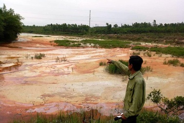 Nhà máy cao lanh “bức tử” khe suối, hồ đập và “nuốt” vườn tược của dân!