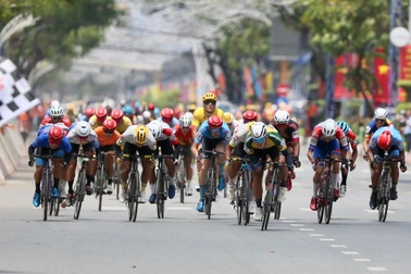 Giải xe đạp xuyên Việt: "Vua nước rút" Trần Tuấn Kiệt khẳng định trình độ