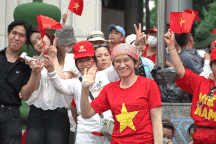 Hàng chục nghìn người đổ về trung tâm TPHCM chờ xem sơ duyệt diễu binh