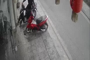 Tên trộm bẻ khóa, lấy trộm xe SH trong nháy mắt