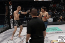 Võ sĩ bị xử thua khi dính cú đá hiểm của đối thủ