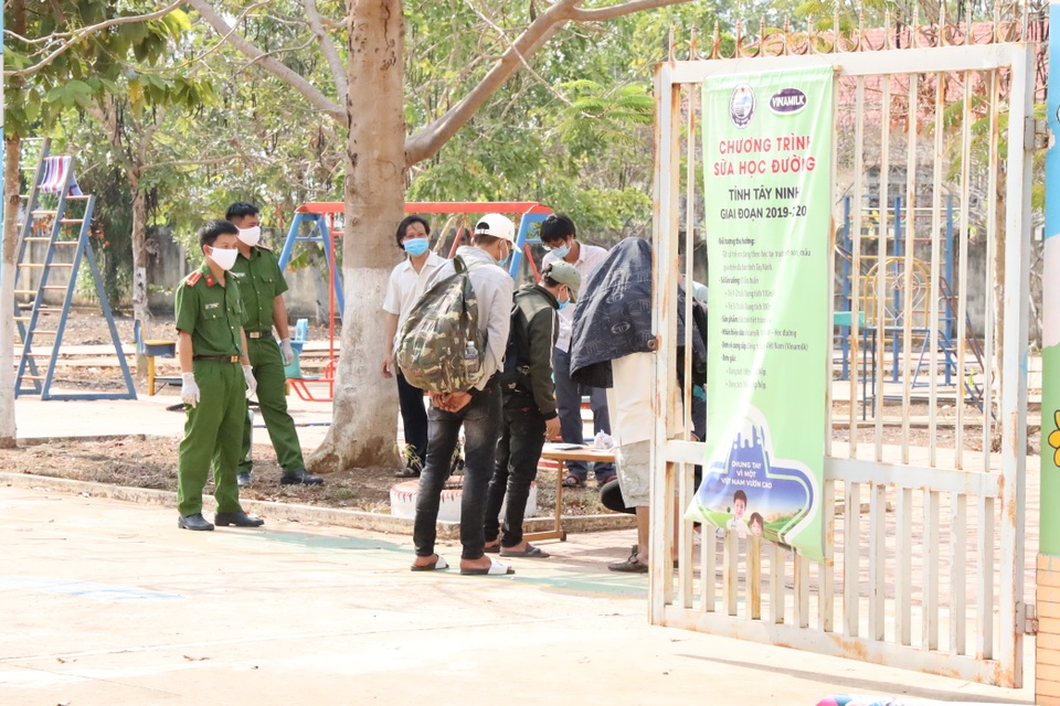 Công an trực chiến đảm bảo an toàn giữa đại dịch Covid-19 - 3 Công an trực chiến đảm bảo an toàn giữa đại dịch Covid-19 - 3