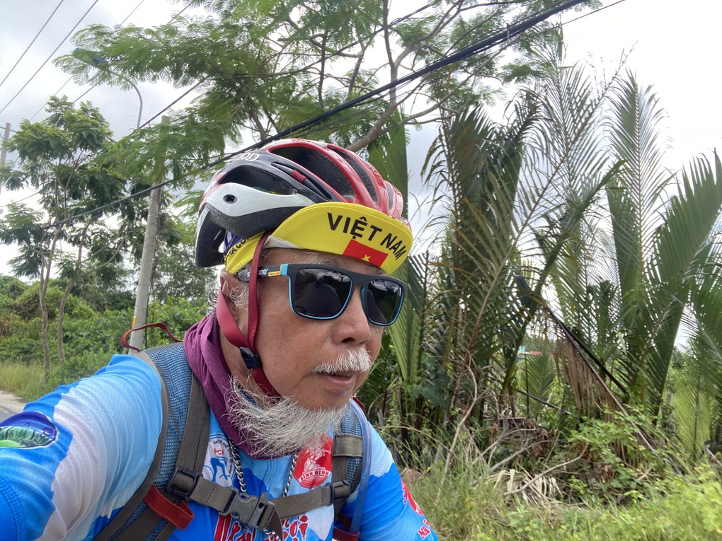 Cụ ông 71 tuổi đạp xe 1.000km/tháng, kể phút đuối sức giữa đèo hiểm trở - 1