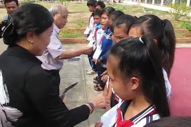 Video: Trao học bổng cho các em học sinh nghèo xã Phong Tân tại lễ khánh thành.