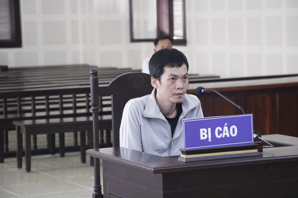 30 năm tù cho kẻ làm giả giấy tờ xe ô tô mang đi cầm cố - 1 30 năm tù cho kẻ làm giả giấy tờ xe ô tô mang đi cầm cố - 1