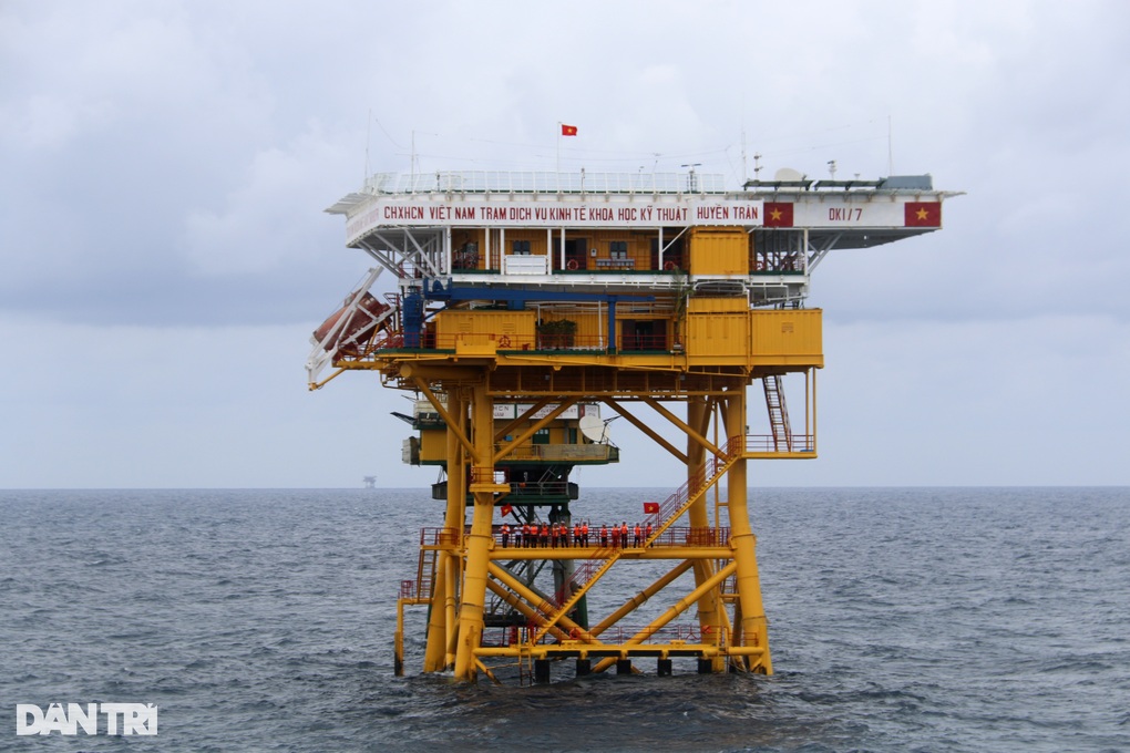 Xúc động phút trùng phùng giữa biển khơi ở Trường Sa - 1 Xúc động phút trùng phùng giữa biển khơi ở Trường Sa - 1