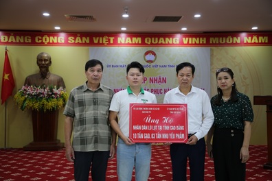 Dân trí là đơn vị đầu tiên trao 10 tấn gạo, 3 tấn nhu yếu phẩm tới Cao Bằng