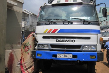 Tài xế xe tải bị tông chết bởi xe của... mình