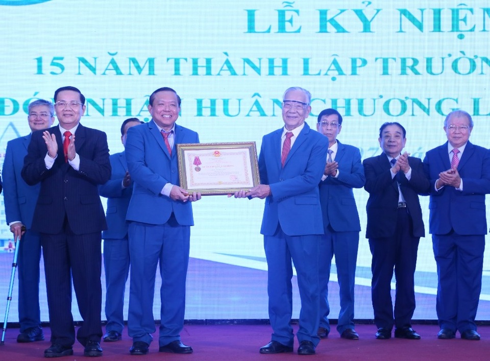 Trường ĐH tư thục đầu tiên ở ĐBSCL nhận Huân chương Lao động hạng ba - 1 Trường ĐH tư thục đầu tiên ở ĐBSCL nhận Huân chương Lao động hạng ba - 1