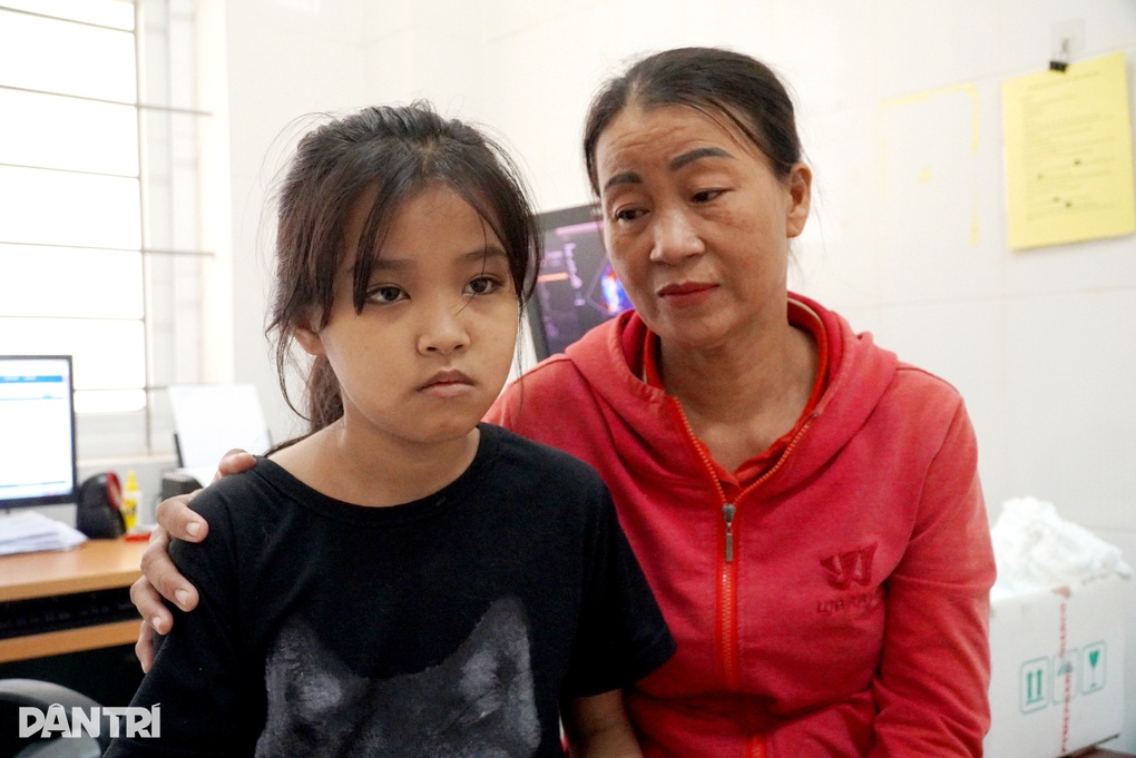 Bố mất, mẹ đi lấy chồng, bé gái 9 tuổi mong manh mạng sống - 3 Bố mất, mẹ đi lấy chồng, bé gái 9 tuổi mong manh mạng sống - 3