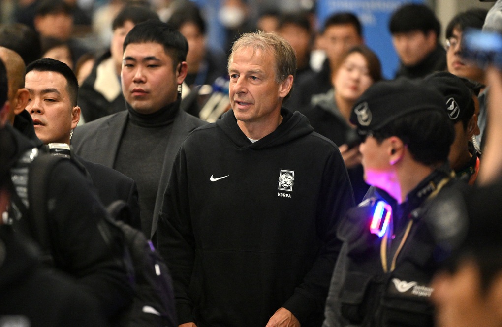 HLV Klinsmann bơi trong tiền sau khi bị sa thải ở Hàn Quốc - 2 HLV Klinsmann bơi trong tiền sau khi bị sa thải ở Hàn Quốc - 2