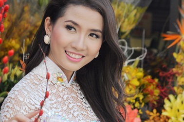 Người đẹp Phan Thị Mơ rực rỡ giữa chợ hoa ngày Tết