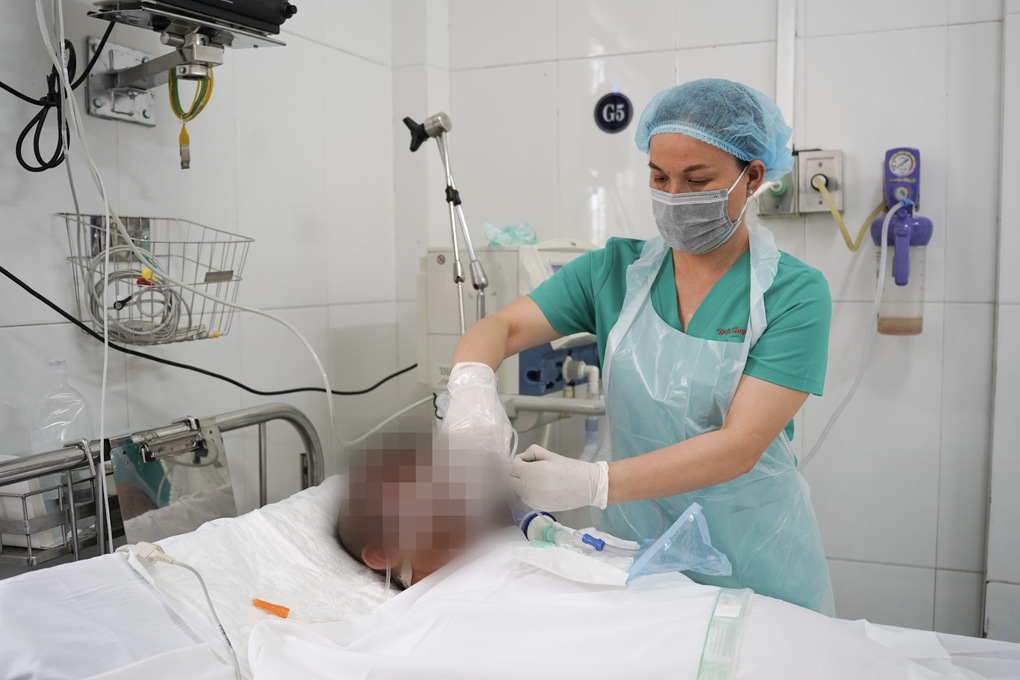 Vụ tạt axit khiến 8 người thương vong: Có nạn nhân bỏng nặng 2 mắt, tứ chi - 2 Vụ tạt axit khiến 8 người thương vong: Có nạn nhân bỏng nặng 2 mắt, tứ chi - 2