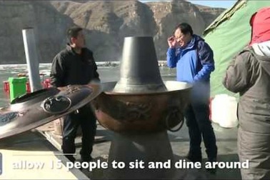 Ăn tiệc lẩu nóng trên... mặt sông đóng băng