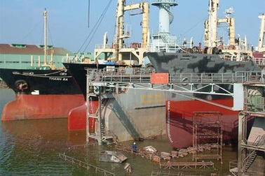 “Bẻ lái” công nghiệp đóng tàu