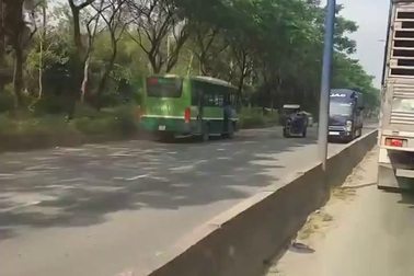 Xe buýt đi ngược chiều khiến nhiều người bất bình