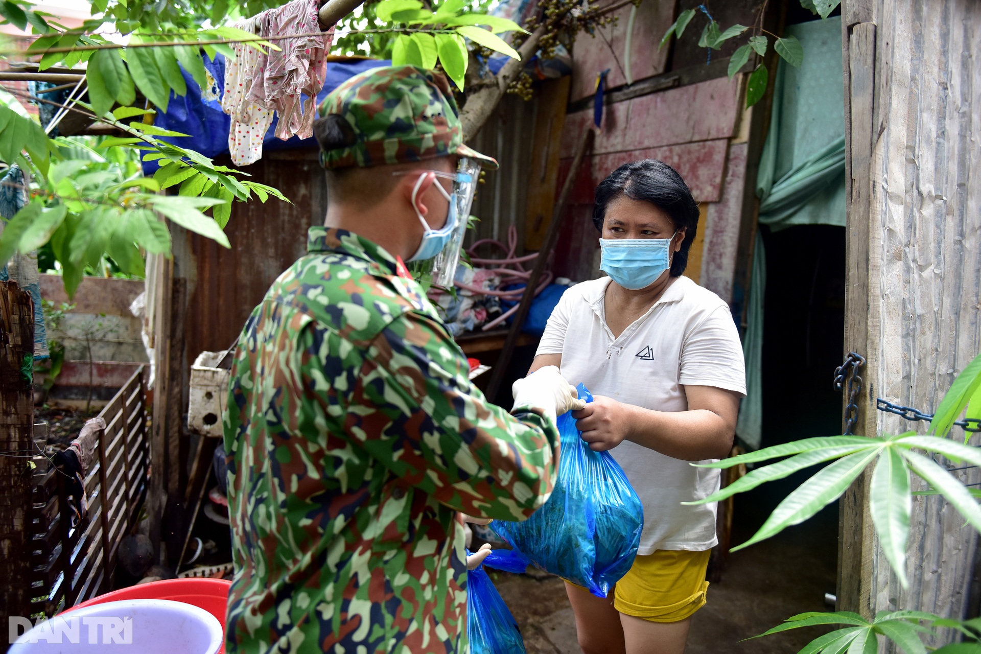Bộ đội gõ cửa từng nhà dân ở TPHCM trao thực phẩm thiết yếu - 10 Bộ đội gõ cửa từng nhà dân ở TPHCM trao thực phẩm thiết yếu - 10