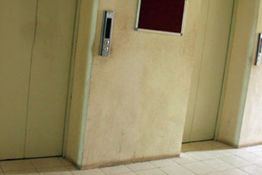 Hãi hùng nghe kể chuyện mắc kẹt trong... thang máy