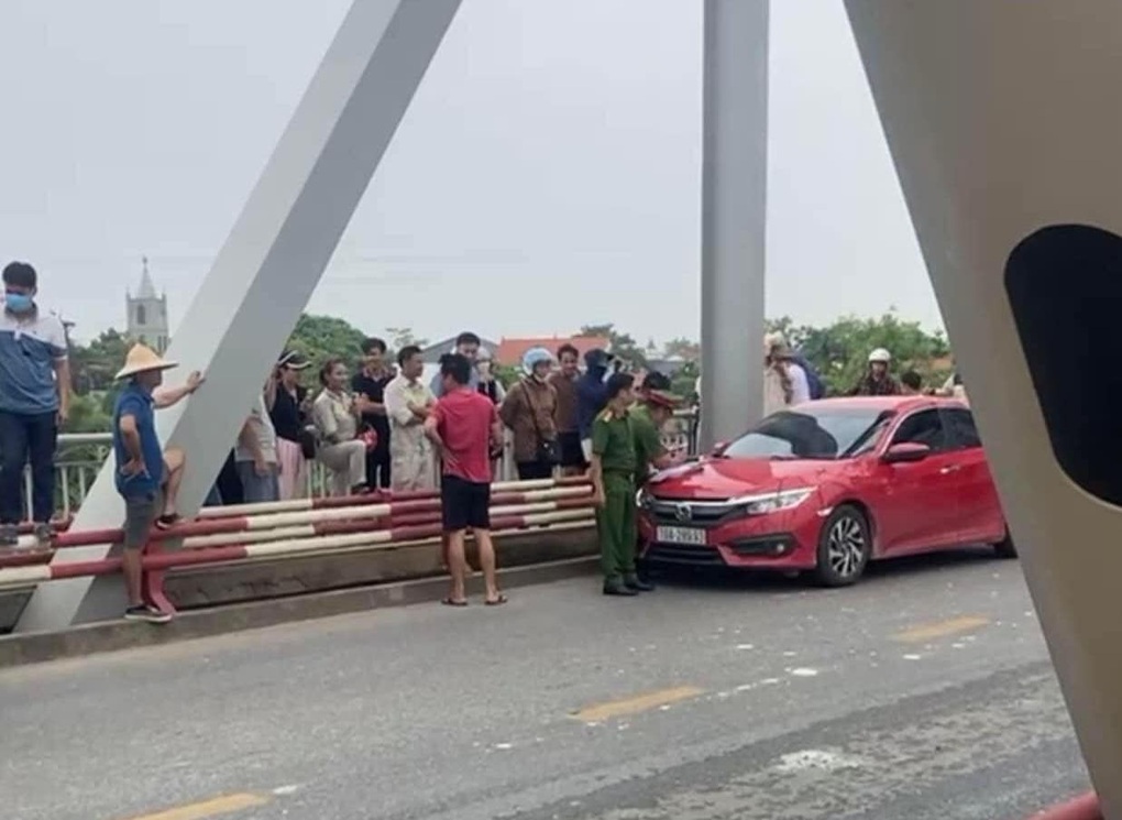 Thanh niên bỏ lại ô tô trên cầu, nhảy xuống sông Hồng - 2