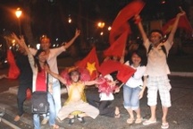 Cả nước “nổ tung” trong niềm vui chiến thắng