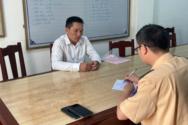 Tài xế xe khách lên mạng sắm 2 bằng lái xe giả