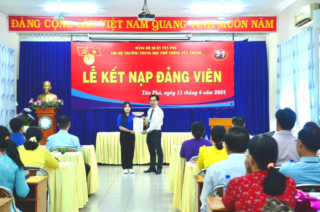 Những học sinh nhận quyết định đặc biệt trước ngày thi tốt nghiệp THPT - 3 Những học sinh nhận quyết định đặc biệt trước ngày thi tốt nghiệp THPT - 3