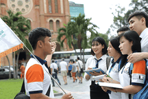 Hướng dẫn viên du lịch từ vi vu máy bay “rớt” xuống chạy grab giữa "bão" Covid-19