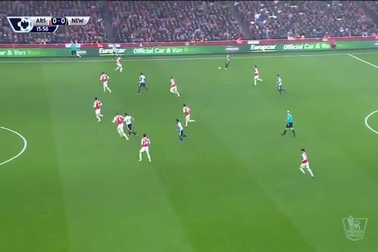 Koscielny tỏa sáng, Arsenal độc chiếm ngôi đầu bảng