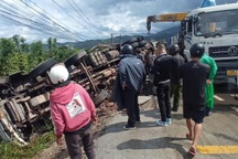 Xe tải tông chết 2 phụ nữ, đổ lật bên đường