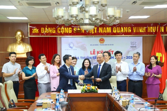 Thứ trưởng Nguyễn Thị Hà và các đại biểu chứng kiến lễ ký kết.