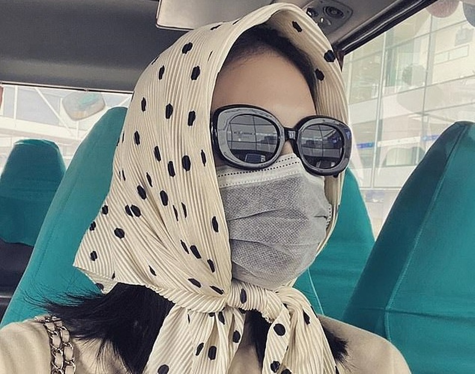 Cô gái Việt Nam lên báo Anh vì... đeo khẩu trang quá đẹp - 1 Cô gái Việt Nam lên báo Anh vì... đeo khẩu trang quá đẹp - 1