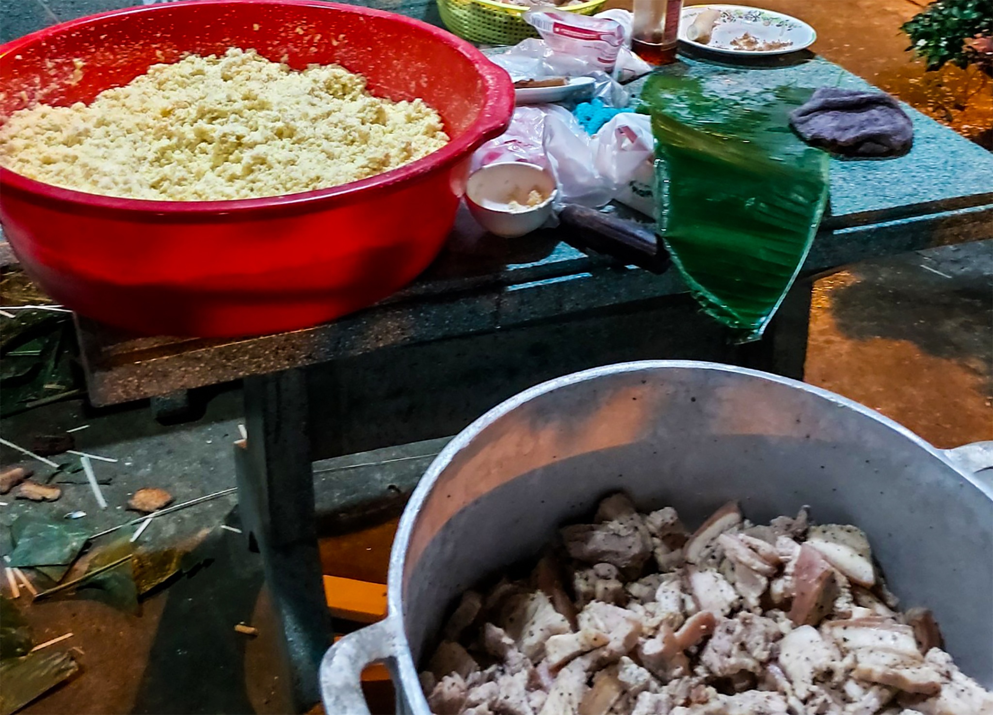 Trắng đêm gói bánh gửi đồng bào miền Trung ruột thịt - 8 Trắng đêm gói bánh gửi đồng bào miền Trung ruột thịt - 8