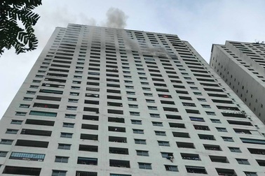 Hà Nội: Chung cư Linh Đàm bốc cháy, cư dân hoảng loạn tháo chạy, 1 phụ nữ tử vong