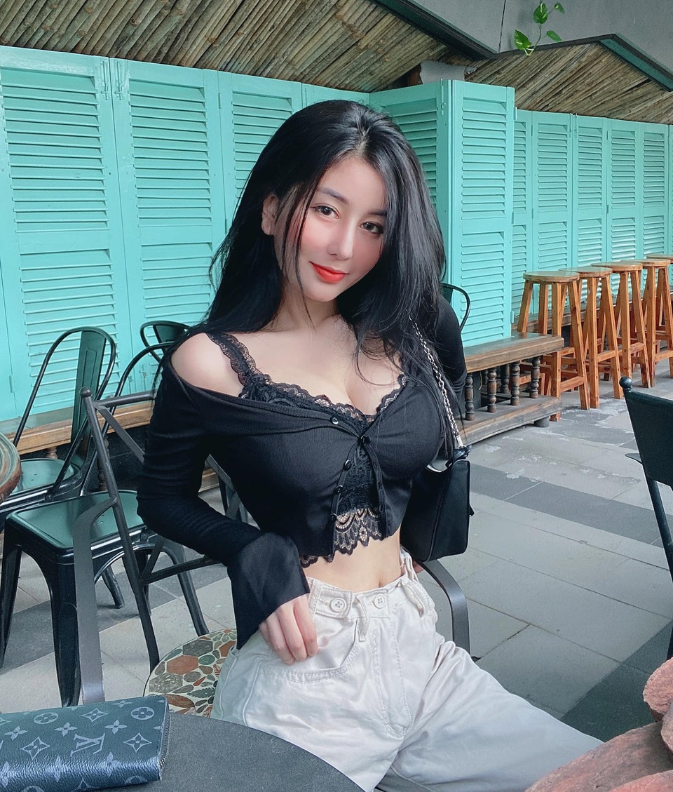 Vóc dáng nảy nở và vòng eo siêu thực của hot girl sở hữu follower khủng - 10 Vóc dáng nảy nở và vòng eo siêu thực của hot girl sở hữu follower khủng - 10