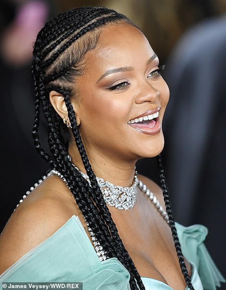 Rihanna diện váy trễ nải dự lễ trao giải thời trang Anh quốc - 10 Rihanna diện váy trễ nải dự lễ trao giải thời trang Anh quốc - 10