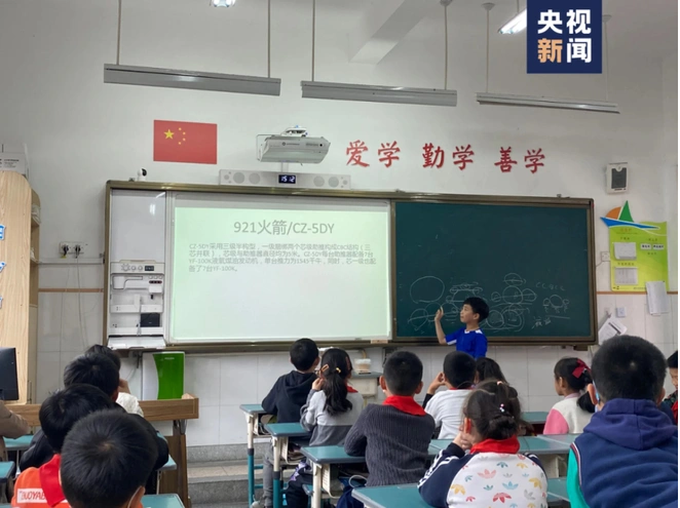 Yan được nhà trường mời chia sẻ kiến thức về tên lửa với bạn học. Ảnh: Weixin.qq.