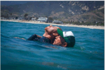 Làm gì khi thấy người đuối nước?