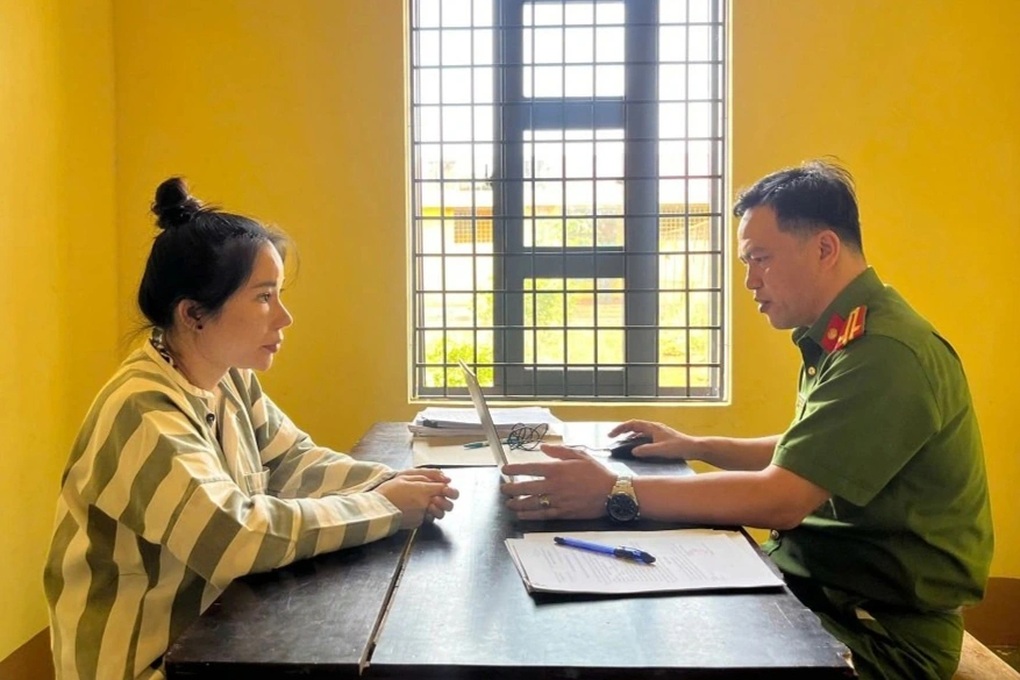 Bắt nữ chủ tiệm cắt tóc trong đường dây môi giới mại dâm - 1 Bắt nữ chủ tiệm cắt tóc trong đường dây môi giới mại dâm - 1