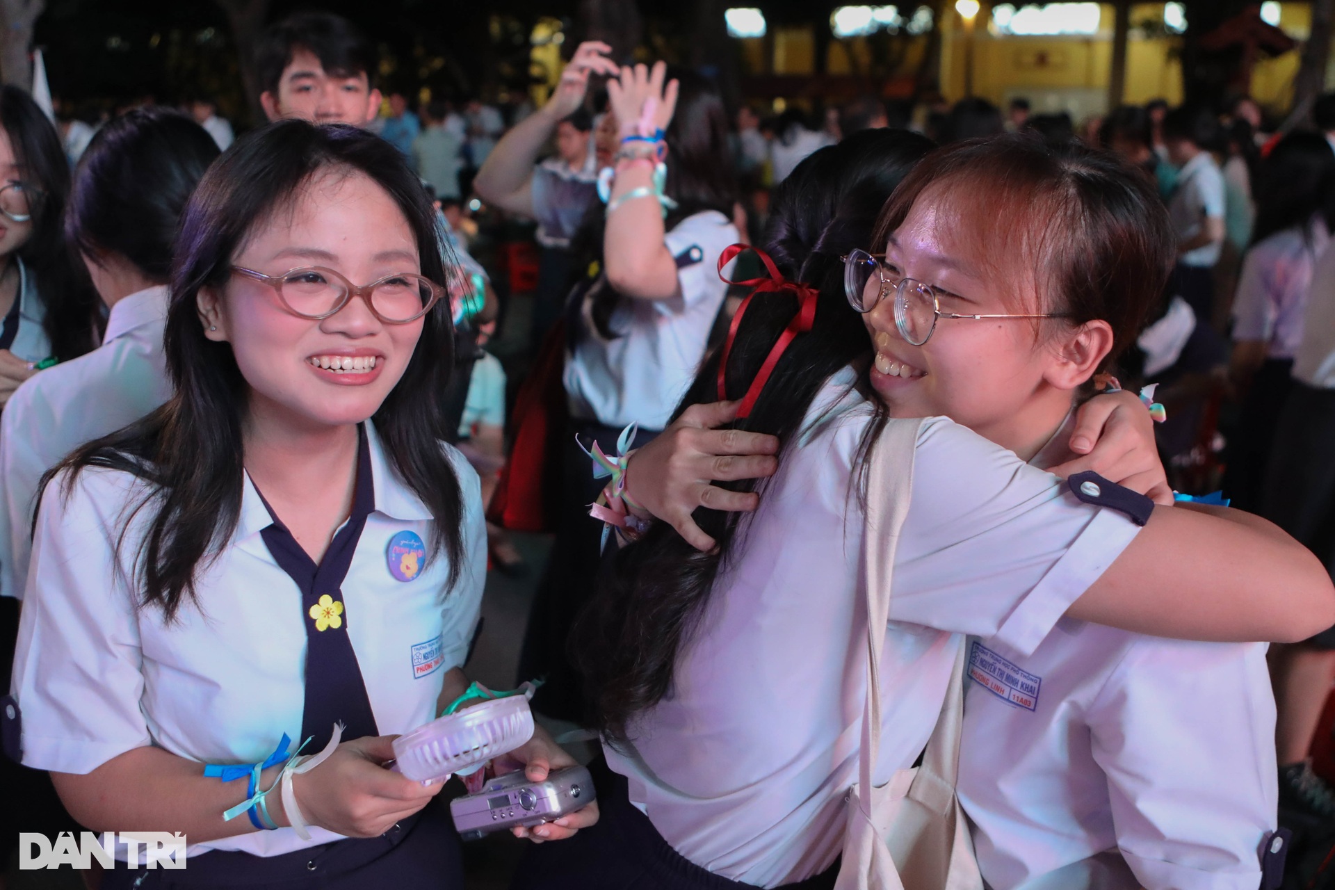 Nữ sinh TPHCM ngập tràn cảm xúc trong ngày chia tay tuổi học trò - 14 Nữ sinh TPHCM ngập tràn cảm xúc trong ngày chia tay tuổi học trò - 14
