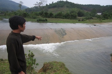 Gặp người đàn ông cứu 3 cha con thoát dòng nước lũ