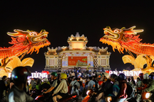 Du khách và người dân nô nức check-in với linh vật rồng xứ Huế