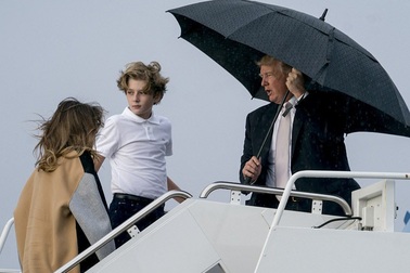 Tổng thống Trump che ô một mình, phu nhân và con trai đầu trần