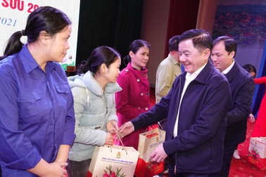 Chủ nhiệm Ủy ban Kiểm tra Trung ương trao quà Tết tại Hà Tĩnh