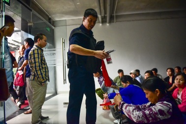 Người dân trật tự xếp hàng làm visa Hàn Quốc, “cò mồi” hết đất làm ăn