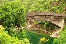 Vẻ đẹp cổ kính của cây cầu gỗ 1000 năm tuổi 